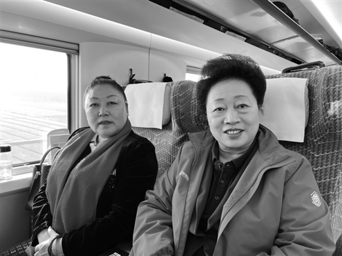济南“阳光大姐”卓长立(右)建议针对城乡灵活就业人员,增加工伤保险